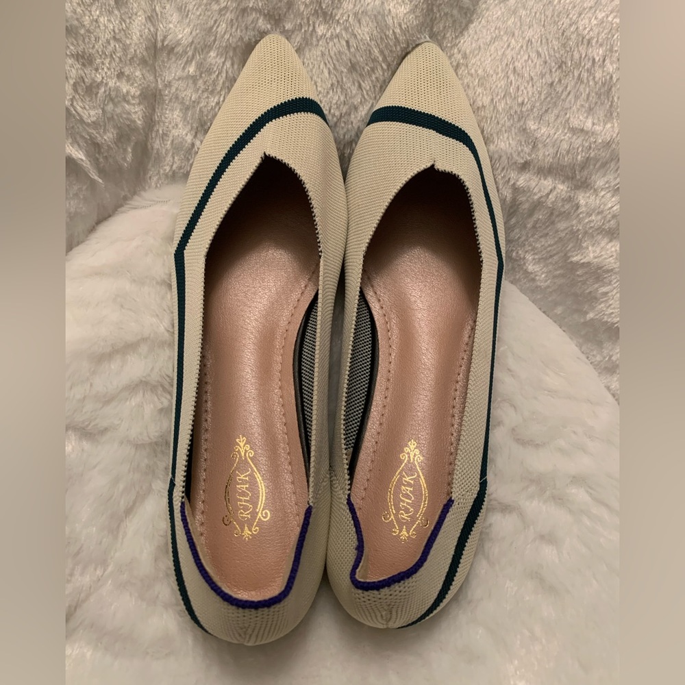 Comfortable Cream with a Green Stripe Flat